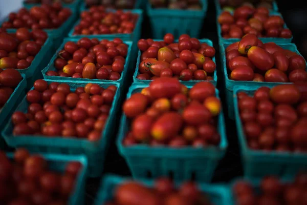 파머스 캘리포니아 미국에서 신선한 토마토 농산물 시장의 카운터에 유기농 다채로운 — 스톡 사진