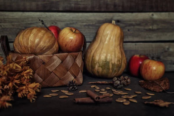 Épices Feuilles Automne Cônes Sur Une Table Bois Sombre Chaude — Photo