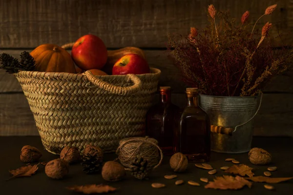 Farbige Herbstgemüse Auf Den Vintage Brettern Herbstdekoration Weidenkorb Ein Füllhorn — Stockfoto