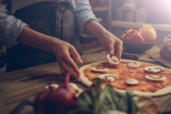 Potravinové Přísady Koření Pro Přípravu Pizzy Houby Rajčata Sýr Cibule — Stock fotografie