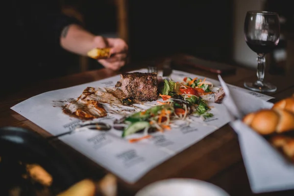 Concepto Alimentación Ocio Disfrutando Cena Gente Cenando Mesa Surtido Deliciosas — Foto de Stock