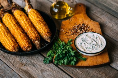 Füme kırmızı biber, kuru domates, tuz ve baharat ile ızgara tatlı mısır. Sonbahar vegan akşam yemeği veya atıştırmalık. Sağlıklı yiyecekler, organik, biyo sebzeler. Ev yapımı yemekler. Tonlu görüntü.