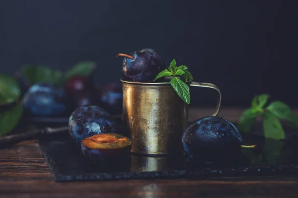 Ciruelas Sobre Fondo Rústico Mitad Todo Fruta Ciruela Azul Muchas — Foto de Stock