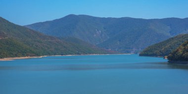 Georgia 'daki dağ manzarası, göl ve dağ sıraları. Güz akşamı göl manzarası. Doğa konseptinin güzelliği.