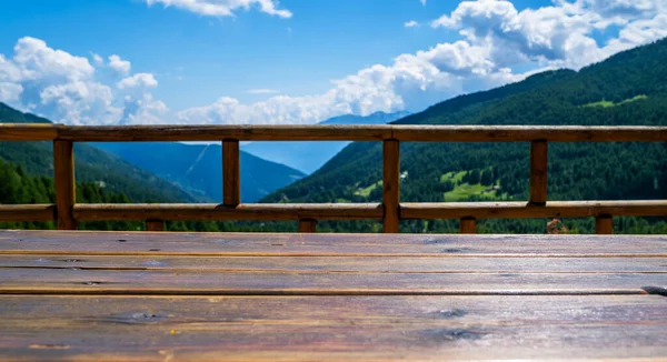 Lege Houten Landelijke Tafel Ruimte Platform Wazig Achtergrond Van Natuur — Stockfoto