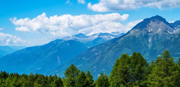 Schöne Natur Hintergrund Wunderbare Frühlingslandschaft Den Bergen Bewaldete Berghänge Tief — Stockfoto