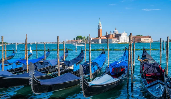 Gondolas Atracado Pela Praça São Marcos Com Igreja San Giorgio — Fotografia de Stock