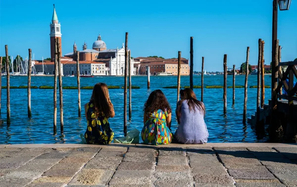 Grupo Amigos Viajeros Plaza San Marco Venecia Chicas Vestido Colorido — Foto de Stock