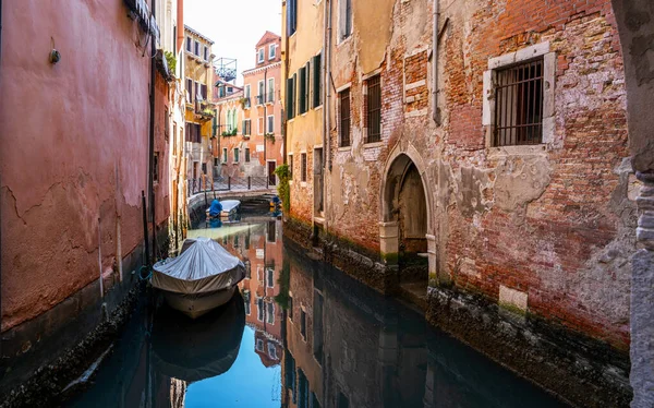 絵のような風景です 歴史的な街の中心部には狭い運河 古いカラフルな建物 ヴェネツィア イタリア — ストック写真