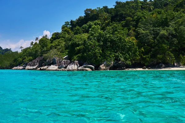 Mar Turquesa Selva Tropical Rocas Océano Explorando Isla Paradisíaca Tropical —  Fotos de Stock