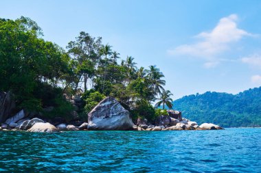 Turkuaz deniz, yağmur ormanı, kayalar, okyanus. Tropik cennet adasını keşfediyorum. Mükemmel bir kaçış. Rahatlatıcı. Seyahat konsepti ve fikri. Güzel gök mavisi okyanus.