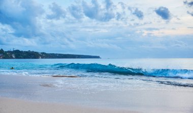Beyaz kumsal ve turkuaz deniz arka planı. Güneşli bir günde kıyı şeridi, deniz ve gökyüzünün arka planı, beyaz kum, turizm, rahatlama, tatil, yaz, okyanus.