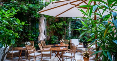 İtalya, Venedik 'te masaları olan tipik bir sokak manzarası. Mimari ve dönüm noktası. Samimi sokak.