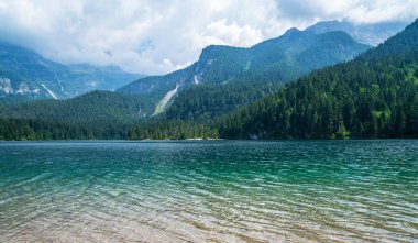Tovel Gölü, Dolomite Alplerinde mavi bir inci, İtalya. Adamello Brenta Parkı 'ndaki Trentino' daki en büyük doğal göl olan Tovel Gölü 'nün güzel manzarası. Dağ manzarası, göl ve dağlar.