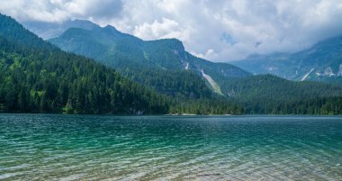 Tovel Gölü, Dolomite Alplerinde mavi bir inci, İtalya. Adamello Brenta Parkı 'ndaki Trentino' daki en büyük doğal göl olan Tovel Gölü 'nün güzel manzarası. Dağ manzarası, göl ve dağlar.