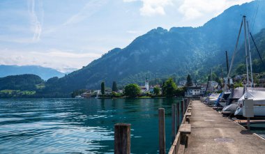 Gersau kasabası ve İsviçre Alpleri ile Lucerne Gölü manzarası. Schwyz Kantonu, İsviçre.