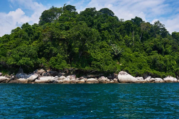 Mare Turchese Foresta Pluviale Rocce Oceano Esplorazione Isola Paradiso Tropicale — Foto Stock