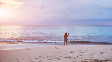 Gün batımı bulutları. Günbatımının güzelliği. Sonsuz ufku olan inanılmaz sahil günbatımı. Bulutlar ve ufuklarla denizin üzerinde gün doğumu. Metin için kopyalama alanı olan doğa manzara arkaplanı.