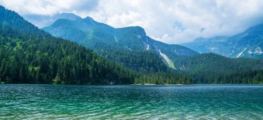 Tovel Gölü, Dolomite Alplerinde mavi bir inci, İtalya. Adamello Brenta Parkı 'ndaki Trentino' daki en büyük doğal göl olan Tovel Gölü 'nün güzel manzarası. Dağ manzarası, göl ve dağlar.