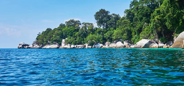 Océano Turquesa Bosque Lluvioso Rocas Océano Fondo Una Escapada Perfecta —  Fotos de Stock