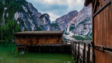 Braies Gölü 'nün ahşap kulübesi ve Dolomitlerle çevrili su üzerindeki yansıması inanılmaz. Trentino Alto Adige, İtalya.