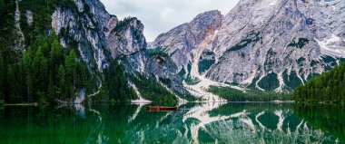Braies Gölü 'nün nefes kesici manzarası. İtalyan Alpleri 'nde renkli yaz manzarası. Fanes Chenes Ulusal Parkı. Güney Tyrol, İtalya ve Avrupa 'nın Dolomitleri. Doğa konseptinin güzelliği.