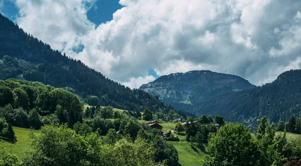 令人惊奇的夏季全景 在瑞士的阿尔卑斯山 小村庄 绿色的草地和乌云密布的蓝天 瑞士奥伯兰 — 图库照片