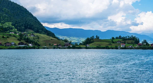 Panoramiczny Widok Sielankową Scenerię Jezioro Lungern Świeżymi Zielonymi Łąkami Piękny — Zdjęcie stockowe