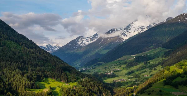 Landelijk Uitzicht Prachtige Zwitserse Alpen Kanton Wallis Zwitserland Schilderachtig Alpendorp — Stockfoto