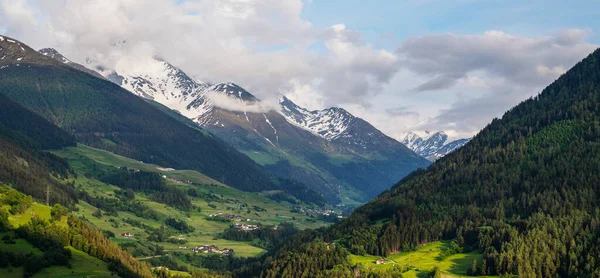 Landelijk Uitzicht Prachtige Zwitserse Alpen Kanton Wallis Zwitserland Schilderachtig Alpendorp — Stockfoto