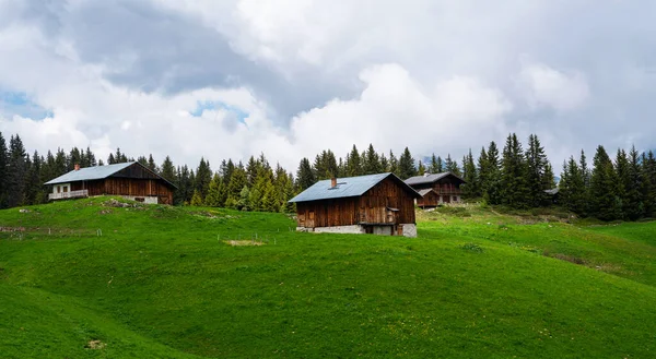 Piękny Widok Malowniczego Krajobrazu Górskiego Alpach Tradycyjnym Starym Schronisku Górskim — Zdjęcie stockowe