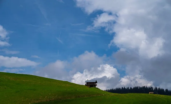 Prachtig Uitzicht Het Schilderachtige Berglandschap Alpen Met Traditioneel Oud Bergchalet — Stockfoto