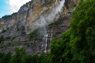 Lauterbrunnen Alp Vadisi 'nin yaz manzarası. İsviçre Alpleri, Bernese Oberland, Avrupa. Staubbach şelalesi ünlü bir turistik merkezdir. Doğa. Güzellik dünyasını keşfedin.
