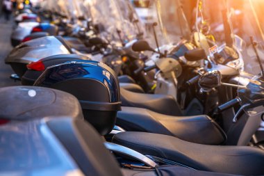 Bir sürü motosiklet. Macera yolculuğu sırasında şehir caddesinde motosiklet grubu otoparkı. Motosikletçiler toplum seyahati kavramı.