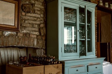 İç parçaları olan eski bir dolap. Kırsal arka planda eski ahşap dolap. Eski mobilyalar. Retro ahşap antika mavi dolap..