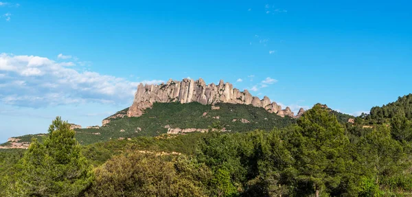 Ayırt edici kaya oluşumları, yemyeşil ormanlar ve açık mavi gökyüzü ile engebeli Montserrat sıradağlarının nefes kesici manzarası Katalonya manzarasının doğal güzelliğini gözler önüne seriyor..