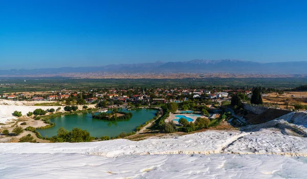 Pamukkale 'nin çarpıcı manzarasında turkuaz termal sularla dolu beyaz travertin havuzlar gerçeküstü bir manzara yaratıyor..