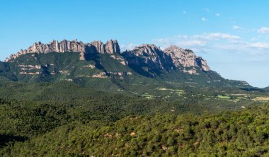 Ayırt edici kaya oluşumları, yemyeşil ormanlar ve açık mavi gökyüzü ile engebeli Montserrat sıradağlarının nefes kesici manzarası Katalonya manzarasının doğal güzelliğini gözler önüne seriyor..