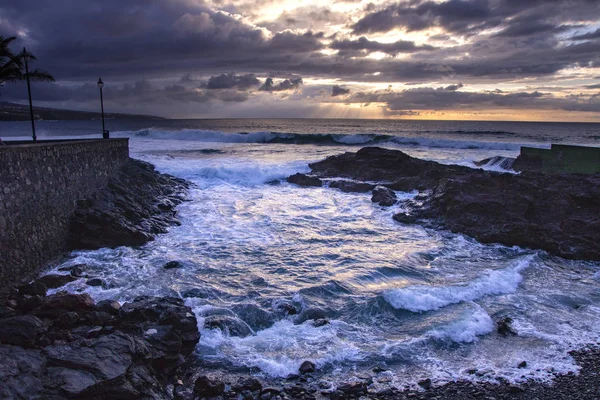 puesta de sol en punta del hidalgo, tenerife. Kanarya Adaları
