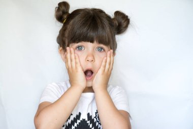 Sürpriz hareketle elele, ağız açık tutarak, şok seyir sürpriz tatlı çocuk