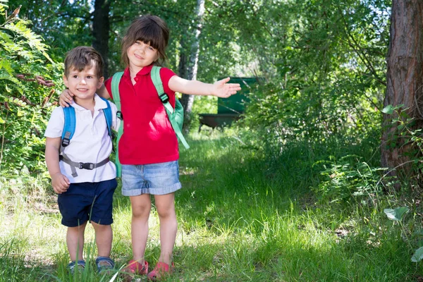 Los Niños Vuelven Escuela Después Las Vacaciones Verano Niño Niña — Foto de Stock