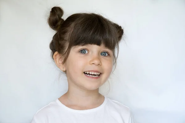 Retrato Niña Ojos Azules Grandes Sonrisa Linda Dientes Blancos Moda —  Fotos de Stock