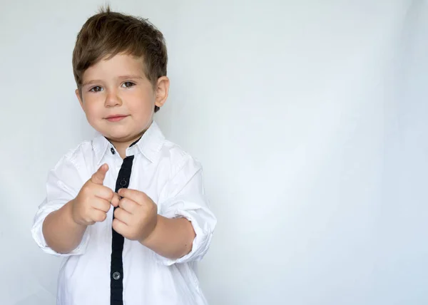 Χαρούμενο Και Όμορφο Νεαρό Αγόρι Λευκό Πουκάμισο Βλέπουν Φωτογραφική Μηχανή — Φωτογραφία Αρχείου