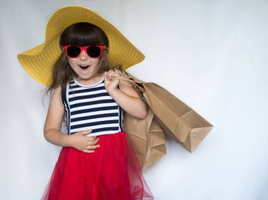 Poşetler yaz alışveriş üzerinde olan genç ve güzel kız. Beyaz arka plan üzerinde izole. 