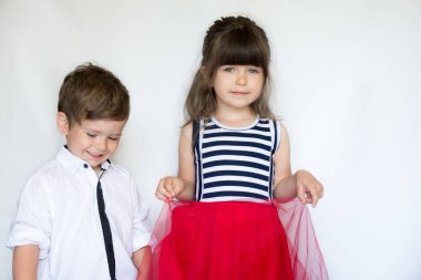 Yaz veya bahar giysileri komik çocuklar eğlenmek ve beyaz arka plan üzerinde gülmek. Serin moda çocuklar.