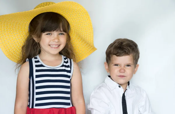 Komik kardeşim güzel kızla. Yazlık giysiler.