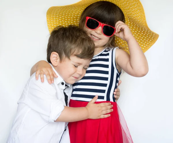 Lustige Kinder Sommerkleidung Haben Spaß Und Lachen Auf Weißem Hintergrund — Stockfoto