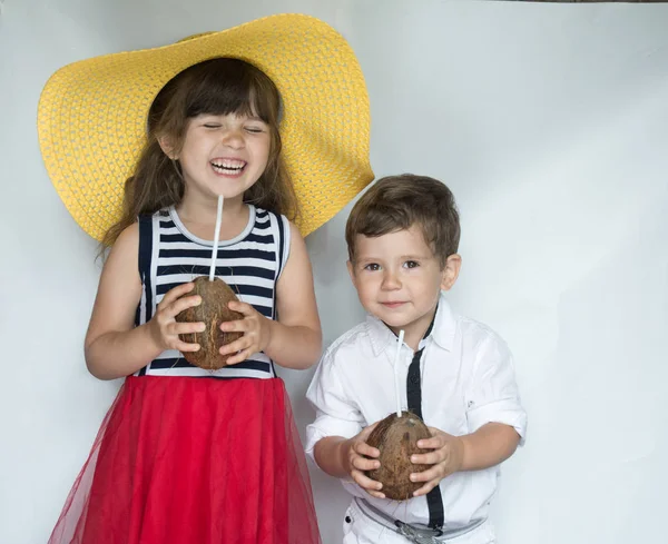 Tropikal yaz çocuklu. Güzel çocuk seyahat için hazır. Reklam famly tatil için iyi sahne.