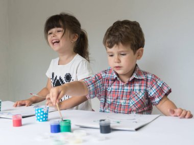 Çocuklar oynarken ve anaokulu veya anaokulu boyama gülümseyen