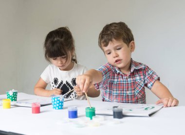 Çocuklar oynarken ve anaokulu veya anaokulu boyama gülümseyen.